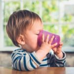 Jak wspierać rozwój umiejętności picia z kubka? nauka picia z kubka