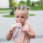 Kubki ze słomką - dlaczego są popularne i jakie mają korzyści dla dziecka? kubki ze slomka